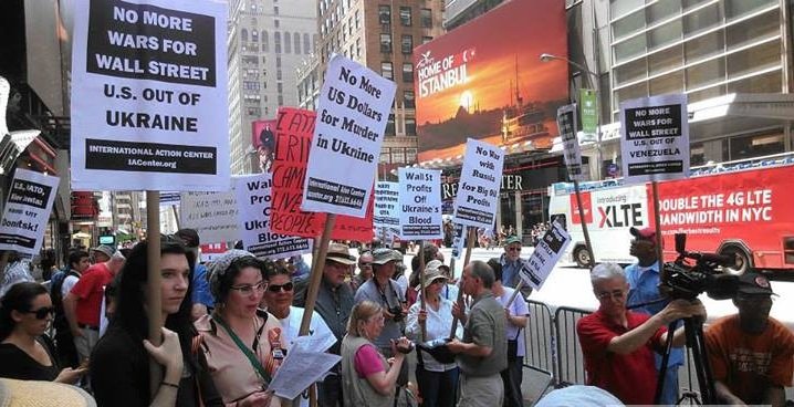 Протесты в Нью-Йорке: «Не трогайте Украину!», «Нет войне с Россией».