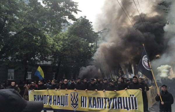«Азов» в Киеве протестует против выборов на Донбассе