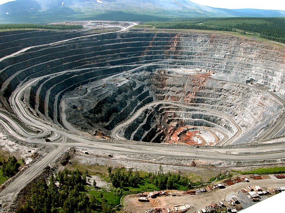 В Красноярском крае обрушился золотодобывающий карьер.154 человека заблокированы завалом.