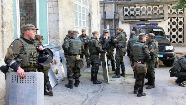 Столкновение силовиков и активистов около Львовской мэрии