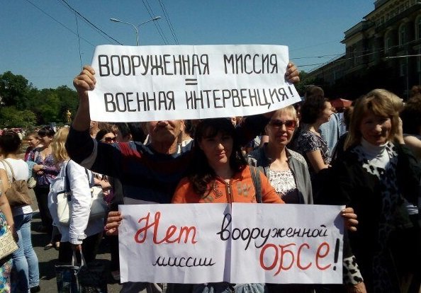 Более 60 000 ДНРовцев вышли на митинг против введения вооруженной миссии ОБСЕ
