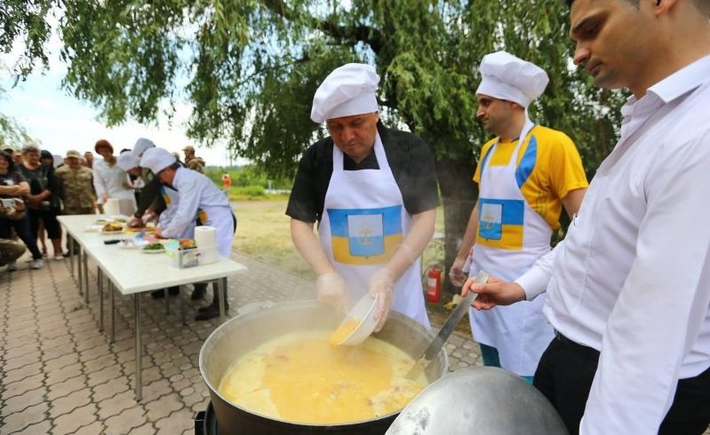 «Супчик от министра»: Арсен Аваков готовил мариупольцам гороховый суп