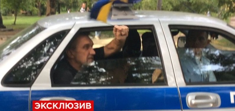 Один в поле воин: В Симферополе в День России мужчина размахивал украинским флагом