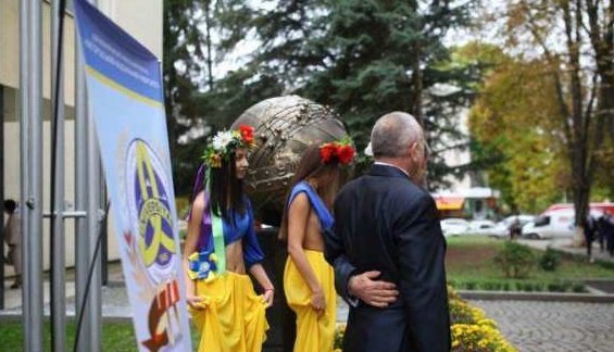 Откровенные наряды украинских студенток-«патриоток» шокируют публику