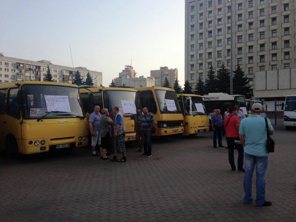 Водители маршруток и «АТОшники» пикетируют Киевский облсовет