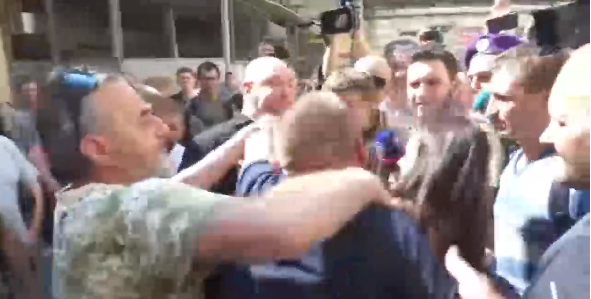 В Киеве у Печерского суда протестующие против ареста «айдаровца» подрались с депутатом