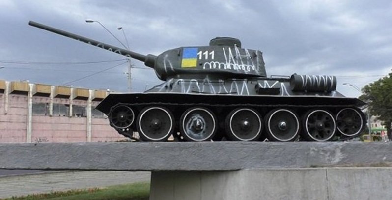 Киевские вандалы испоганили памятник советским воинам-танкистам