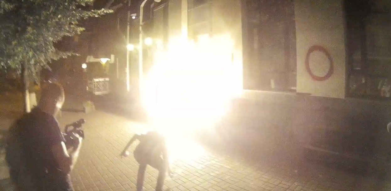 Киевские экстремисты забросали файерами здание российского посольства