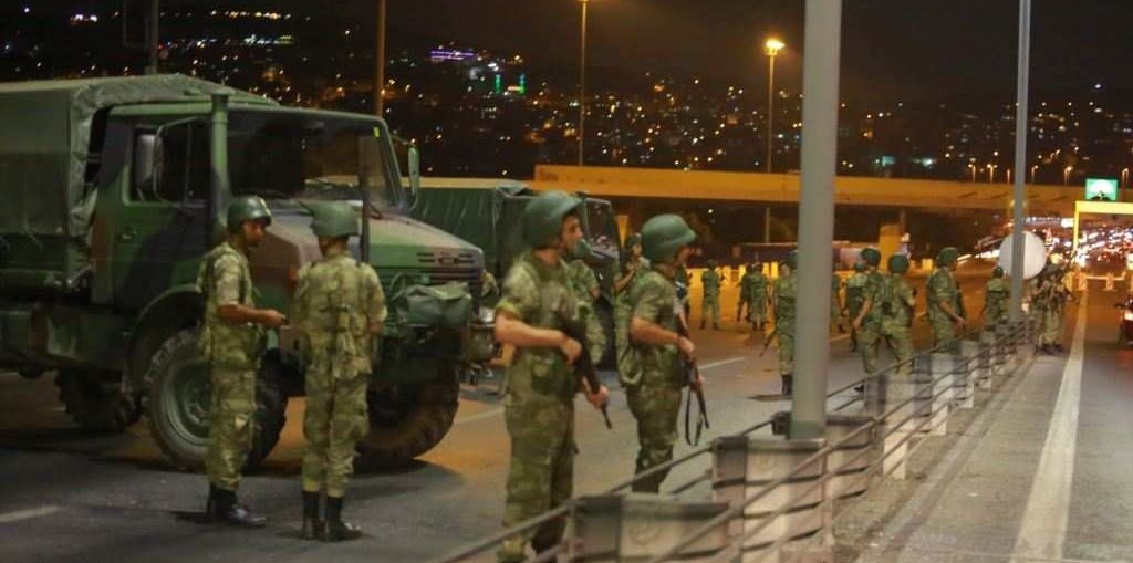Появилось видео расстрела безоружных турков в ночь переворота (18+)