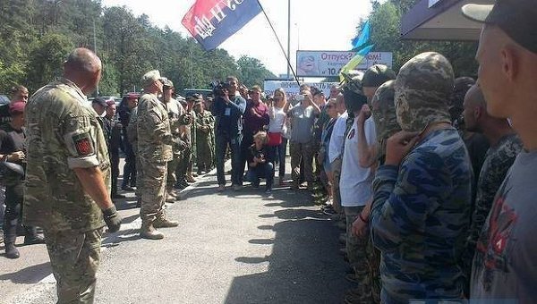 Националисты разбили лагерь под Киевом, чтобы помешать Крестному ходу