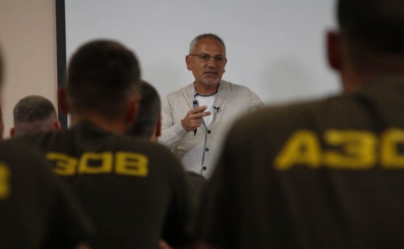 Шустер давал лекцию по журналистике бойцам "Азова"