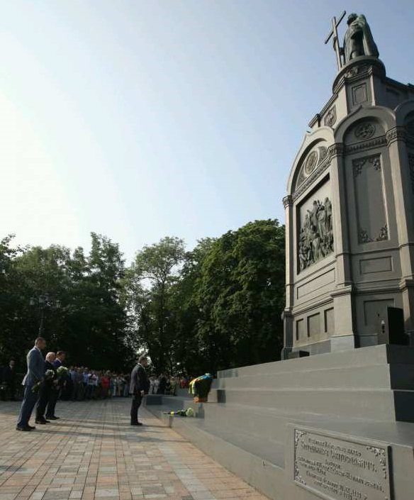 Стендап Порошенко на Владимирской горке: «Москва развязала войну против Киева»