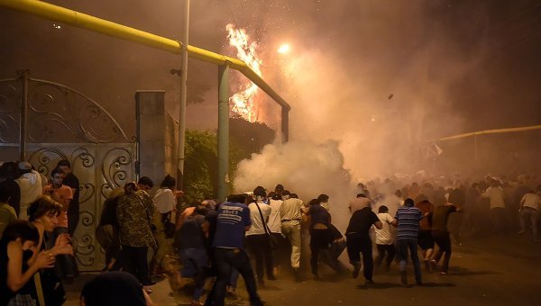 Разгон протестующих в Ереване. Появились кадры с места событий. Пострадали около 60 человек.