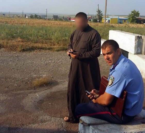 В Мангуше задержали священника, который собирался глушить рыбу гранатометом