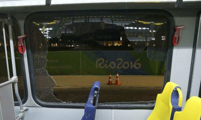 Скандальная Олимпиада: в Рио обстреляли автобус с журналистами