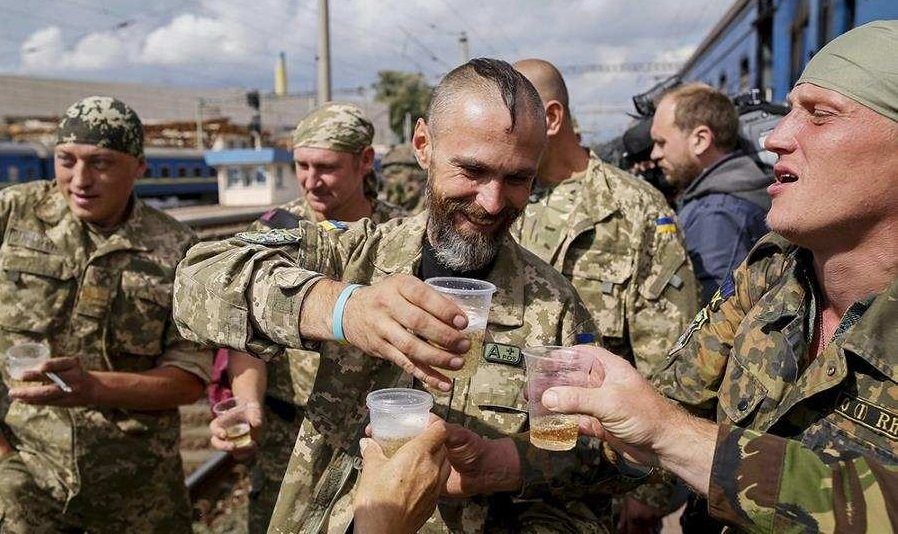Пьяница, изгнанный из армий ДНР и ЛНР, просится в ВСУ (видео+)
