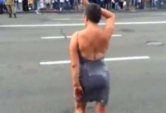 Извращенец в женском платье маршировал вместе с ВСУ на репетиции парада (видео)