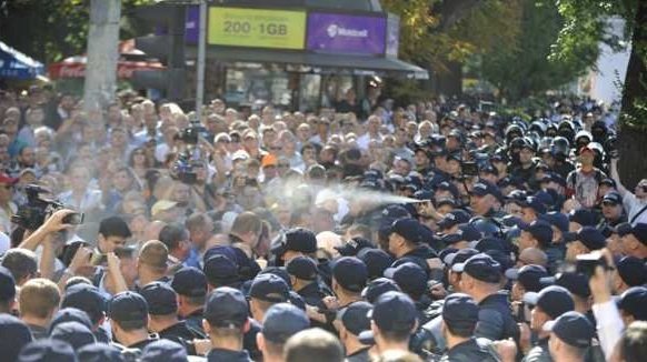 В Молдавии полиция оттесняет манифестантов, применяя слезоточивый газ