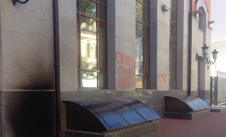 Киевские радикалы напали на здание Россотрудничества