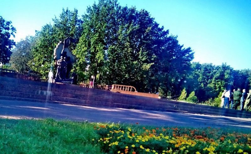 В Луганске подорвали памятник погибшим ополченцам