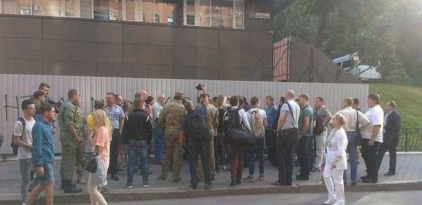 Офис телекомпании «Интер» в Киеве атакуют активисты