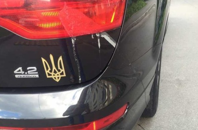 «Достали, уроды!» — в Харькове стали обливать кислотой машины с украинской символикой