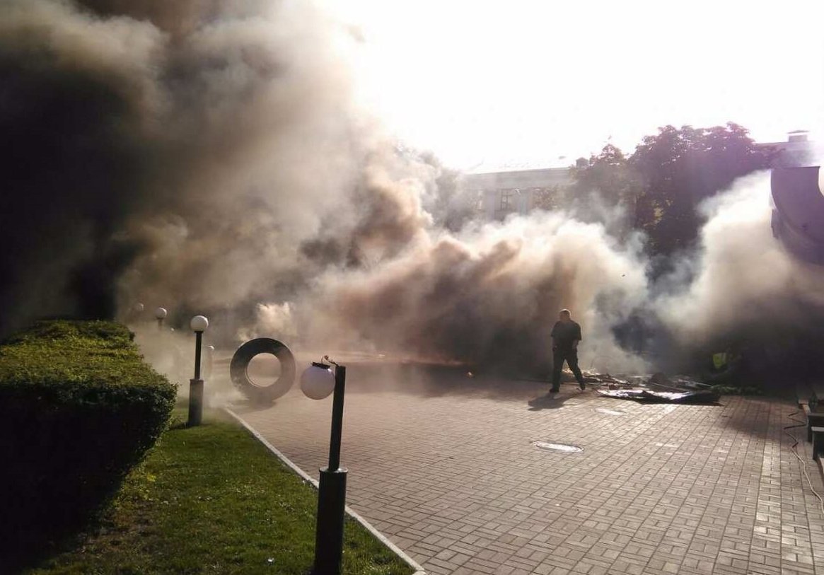 «Азов» устроил беспредел возле «Киевгорстроя»: взрываются дымовые шашки, горит мусор