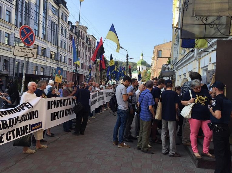 Митинг "Свободы" и ПС под Подольским райсудом Киева
