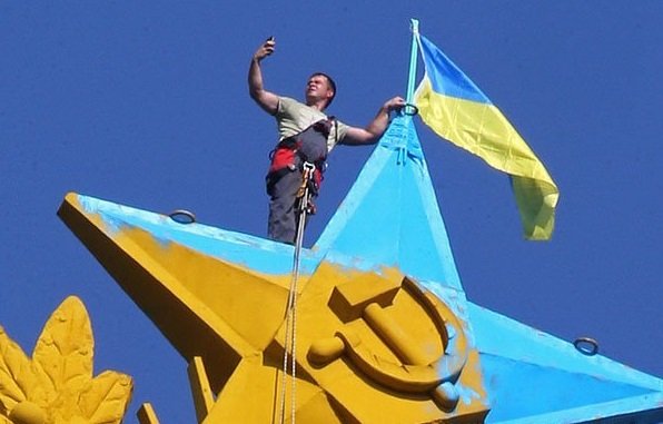 Московский суд выплатил украинцам, выкрасившим звезду в сине-желтый цвет, 2 млн рублей компенсации
