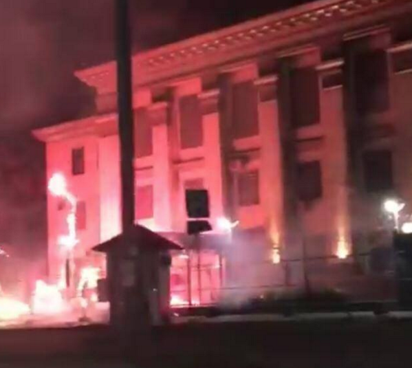 Неизвестные обстреляли и забросали дымовыми шашками здание посольства РФ в Киеве
