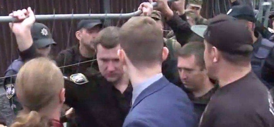 «Активисты» блокируют здание российского посольства в Киеве, не дают голосовать, избивают людей