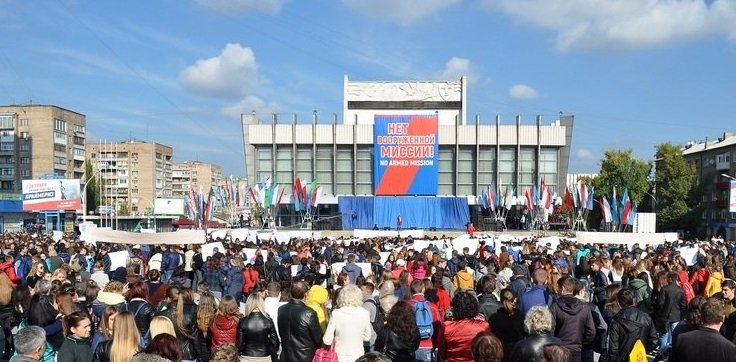 Более 17 тыс. жителей ЛНР вышли на митинг против ввода вооруженных миссий