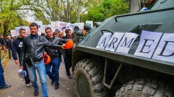 Жители ДНР разоружили иностранную миссию и выдворили за пределы Республики — учения в Донецке