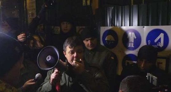 В Киеве в толпу протестующих въехал автомобиль
