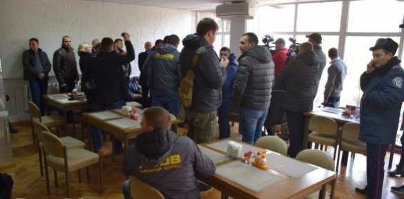 "Правосеки" и банда "Азов" гоняли оппозицию в Николаеве