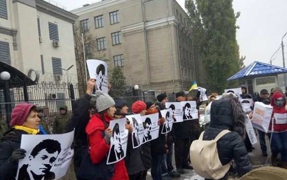 Украинские активисты сходят с ума возле посольства России