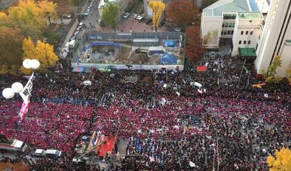 В Корее революция: десятки тысяч людей на главных улицах Сеула