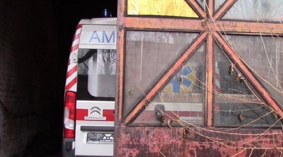 В Дзержинске в заброшенном цеху нашли машины "скорой", которые подарил Донбассу Порошенко