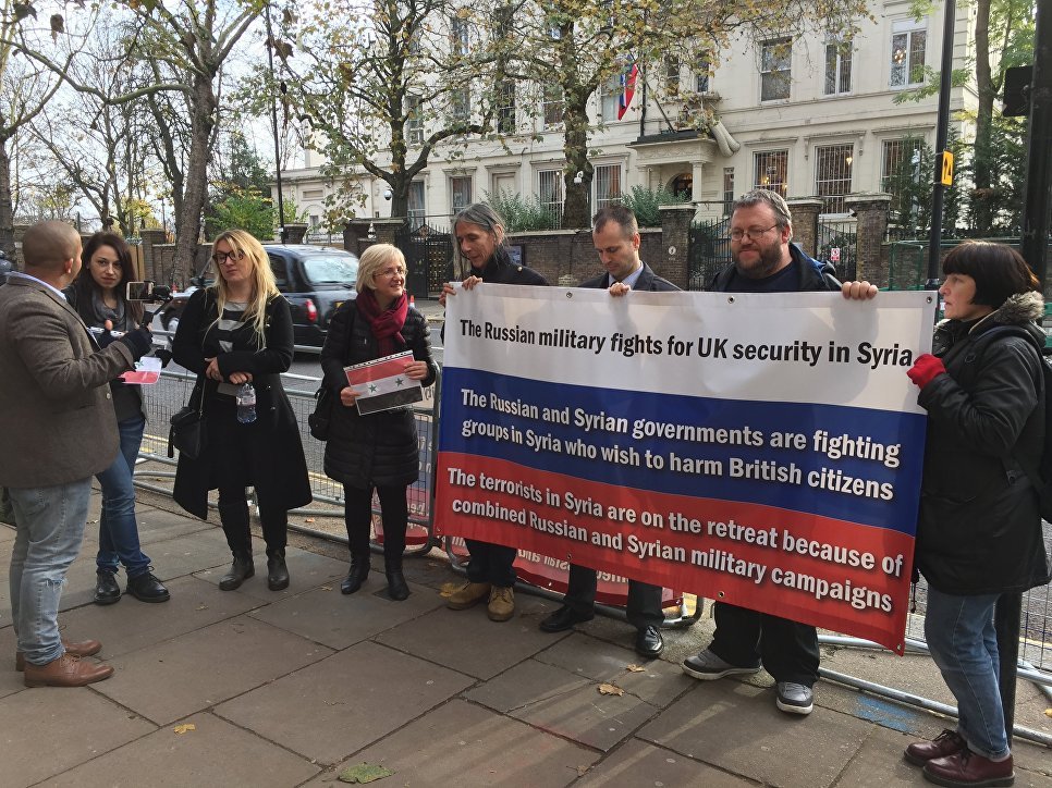 Возле посольства России в Лондоне проходит пикет в поддержку операции в Сирии