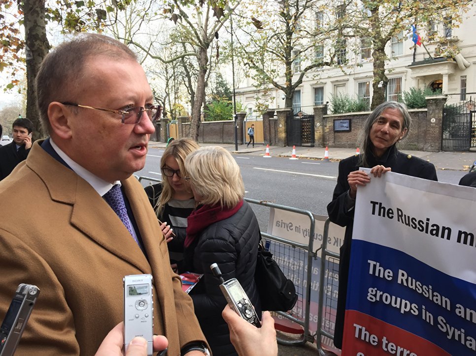 Возле посольства России в Лондоне проходит пикет в поддержку операции в Сирии