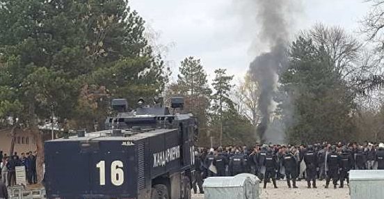 Мигранты в Болгарии устроили бунт, полицию закидали камнями
