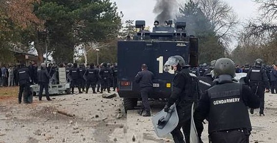 Мигранты в Болгарии устроили бунт, полицию закидали камнями