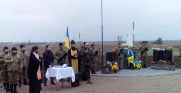 Украина поставила памятник «атошникам» на границе с Крымом