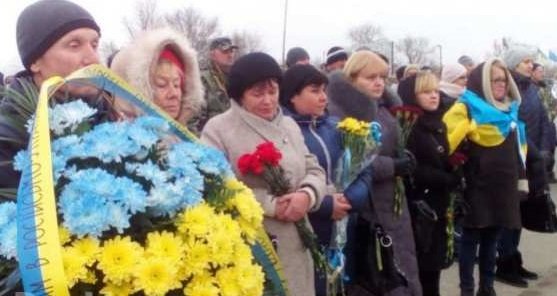 Украина поставила памятник «атошникам» на границе с Крымом