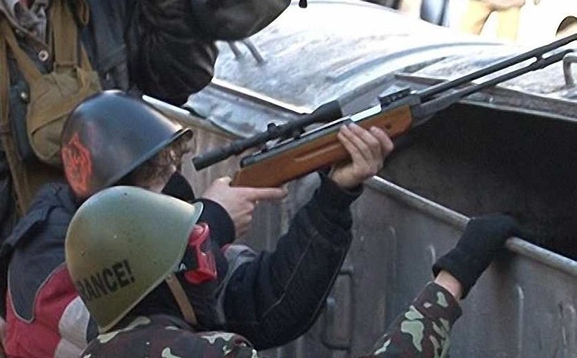 Участникам Майдана в разгар беспорядков выдали оружие, — экс-командующий ВВ Украины