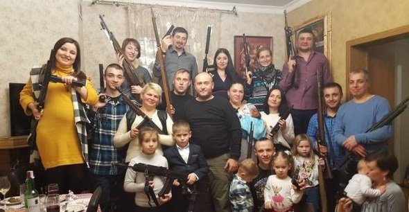 Дмитрий Ярош на крестинах внука устроил фотосессию родственников с оружием