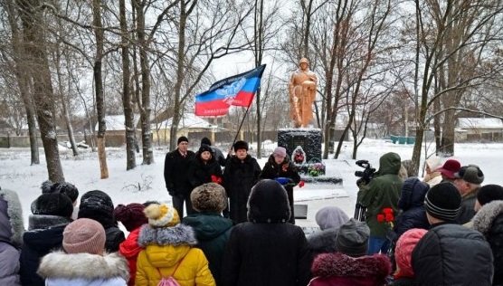 Ко Дню неизвестного солдата жители Донецка возложили цветы к братской могиле советских воинов