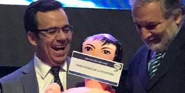 Министру экономики Чили подарили резиновую секс-куклу