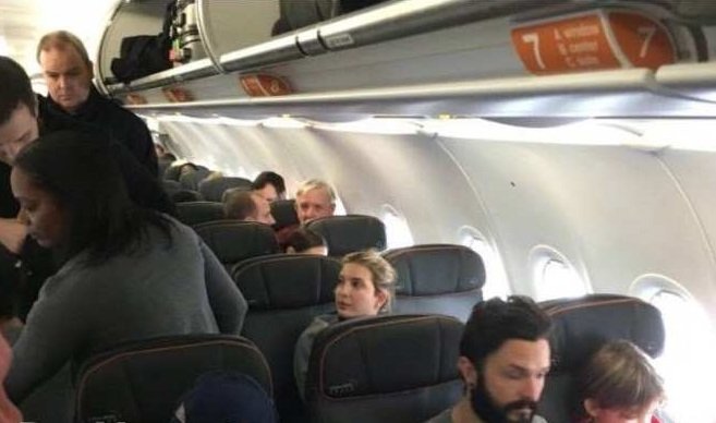 Гей в самолете набросился на дочь Трампа