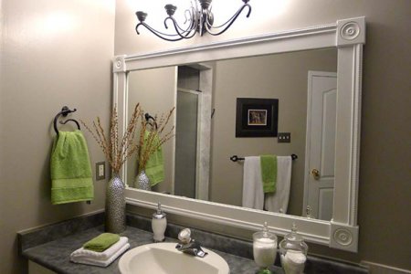 Зеркало с рамой для дизайнерской ванной